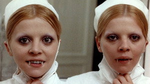 Окровавленные губы (фильм, 1975)