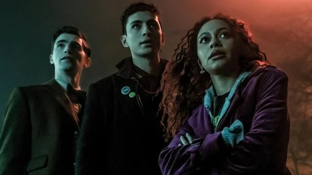 Любишь Уэнсдэй? Эти 8 фэнтези-сериалов для подростков затянут с головой